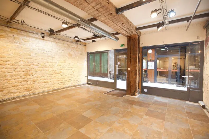 Très beau showroom d'environ 140m2 avec beaucoup de charme et de caractère. Les pierres apparentes et la verrière offrent une ambiance industrielle et chaleureuse.Côté emplacement nous sommes dans un joli passage parisien ; idéalement situé entre Bourse, Palais Royal et Opéra.Belles vitrines également, occultables si souhaité !Espace tout équipé avec portants intégrés. Espace T