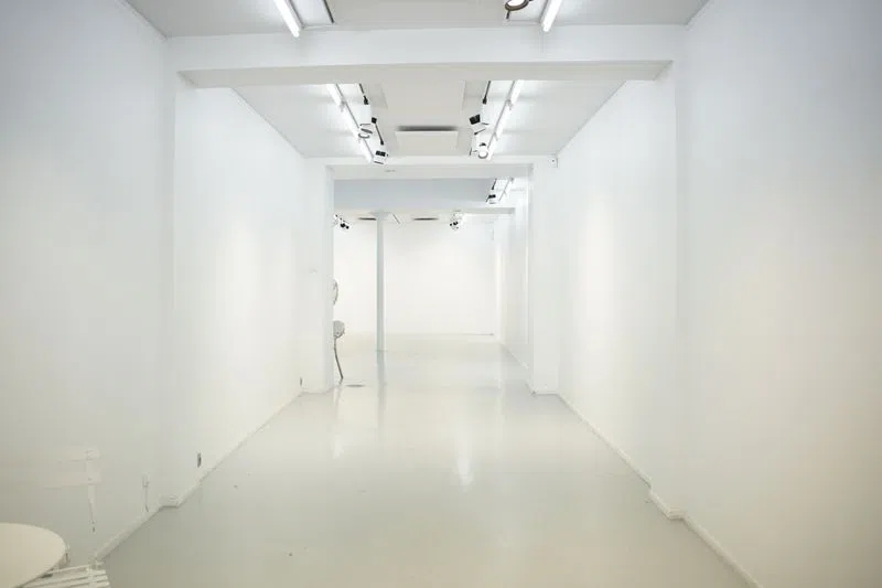Ideally located in one of the most sought-after streets during fashion week, this 90² showroom on one level is ideal to present a collection during Fashion Week in Paris. Its light uniformity offers a gorgeous luminosity. null