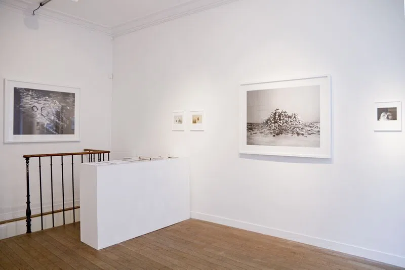 Charmante petite galerie de 65 m2 divisée en deux espaces. Parquet, murs blancs et vitrines sur rue. Cette galerie est idéalement située dans le Marais. Nous recommandons cet espace pour une petite marque qui souhaite un espace facile à exploiter et avec une bonne situation géographique à proximité d'autres showroom de Fashion Week à Paris. Showroom Perche 2