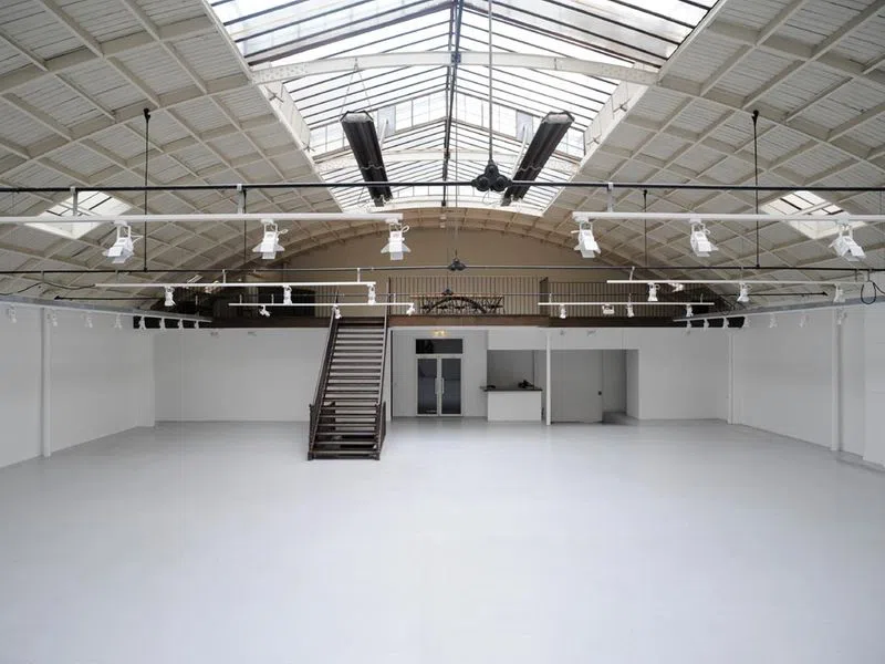 Probablement THE PLACE TO BE dans le Marais !Un espace incroyable d'environ 400m2 idéalement situé sur une artère principale du quartier de la mode et de la Fashion Week.Une atmosphère atypique, pour les amateurs de grands espaces type industriel/usine. Offrez-vous les choses en grand, et de quoi impressionner les professionnels de la mode en présentant des produits ou une collection dans un espace spectaculaire ! Offrant deux entrées, une hauteur sous plafond rare, un formidable sol en béton ciré, un immense toit verrière... Le visiter, c'est l'adopter ! Espace Industriel Marais
