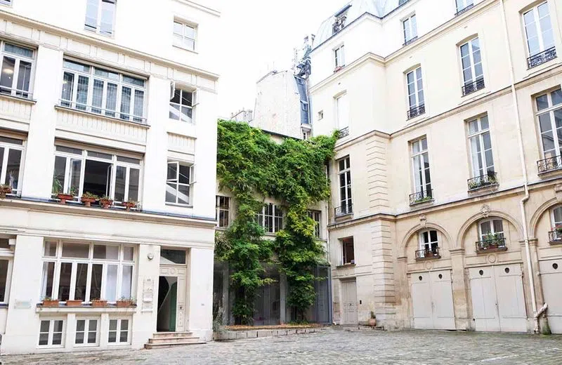 In the heart of the Marais, ideal for Fashionweek. It is a showroom of 175m2 with a poetic, modern and parisian character. A facade lined with plants overlooking a pleasant paved courtyard. Very bright, herringbone inspired parquet, and a beautiful high ceiling. It is a space organized on one level and fully equipped: spotlight rails, kitchen, wifi, air conditioning, video projector... A neat place that will highlight products or a collection ! null