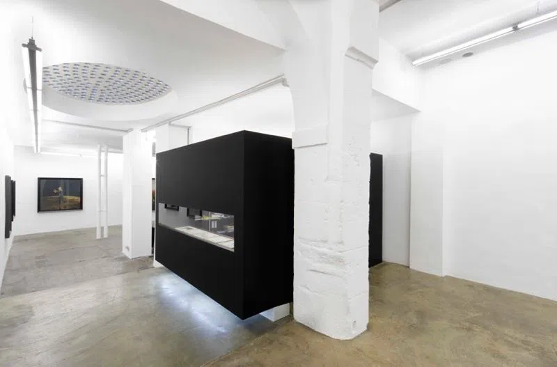 A l'abri dans une cour pavée, cette belle galerie de 120 m² de plain-pied se compose de deux espaces et d'un petit bureau.Dans un style épuré et jouissant d'une belle hauteur sous plafond, cet espace proche du BHV est parfait pour un showroom à Paris. Showroom Verrerie