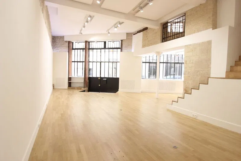 Un très beau showroom situé dans le Marais !Cet espace est composé d’un premier espace ouvert sur la rue avec une vitrine de 3 mètres linéaire ainsi que d’une mezzanine de 10m2 où se trouve une cuisine toute équipée. En louant cet espace, vous optez pour le bon emplacement mais aussi pour la simplicité d'organisation car l'espace est parfaitement modulable et tout équipé pour la mise en place d'un showroom mode ! Espace Charlot