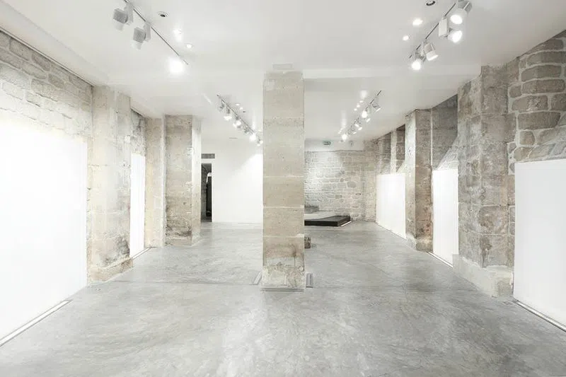 Nous vous proposons ce magnifique espace de style industriel, il est situé dans le Marais. Vous apprécierez les 300 m² réparties sur 3 niveaux, de plus ce lieu dispose également d'une vitrine sur rue avec de belles fenêtres laissant entrer la lumière du jour illuminant cet espace. Avec des murs blancs et des murs en pierres authentiques ce mélange industriel et moderne rend ce lieu unique, ses spots lumineux au plafond mettrons en avant vos nouvelles collections que vous pourrez séparer en catégories grâce aux différents niveaux. C'est le lieu idéal pour vos évènements modes notamment des showrooms, préparations de défilés et pop-up stores ! Showroom F