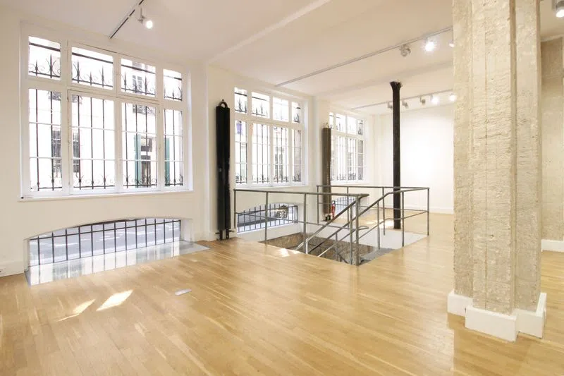A very beautiful space of almost 350m2 located very close to the famous Place des Vosges, in the bustling district animated by Paris Fashion Week. Organized on 3 levels, this space offers very beautiful volumes with modern architecture, with parquet and raw materials. A space that you can easily make your own! A crossing space with large windows offering you great light and visibility on the street. null