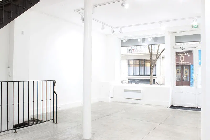 Une galerie située au centre de Paris avec une grande vitrine donnant sur une rue piétonne pour une excellente visibilité !Ses 200m² sont divisés en deux étages avec au rez-de-chaussée une belle verrière diffusant une lumière naturelle appréciable ; au premier étage, le parquet en bois massif offre un style plus chaleureux.Un espace tout équipé pour la mise en place d’événements mode clés en main et la mise en place de votre showroom ! Espace Bachaumont