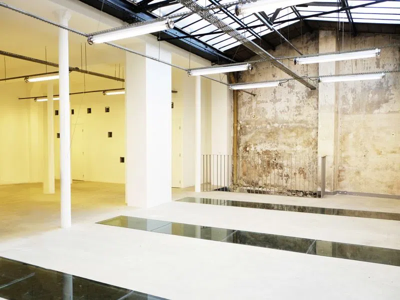 Avec son style industriel, cet espace atypique de 130m2 situé au coeur du quartier du Marais à l’extrémité d’une cour est un lieu hors du commun et atypique grâce à sa magnifique verrière au premier étage qui permet à l’endroit de jouir d’une lumière naturelle exceptionnelle. Showroom Sunny