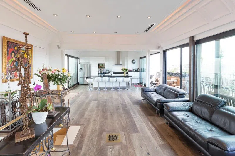 Superb apartment close to Bastille, nestled on the 5th floor and with more than 100 m2 of terrace! Invest 200 m2 of charm and modernity with a enfilade terrace with stunning views of Place de la Bastille.Ideal for a private dinner, a press day or a fashion week showroom. null