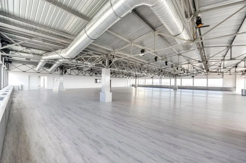 Hors norme, pour ceux qui veulent voir GRAND. Dans un style industriel, cet immense espace est quasiment futuriste. Une dominante argentée très épurée, des commodités, et le clou du spectacle : Un interminable rooftop aux barrières transparentes vous offrant une vue panoramique sur tout Paris. Le Loft de Clichy