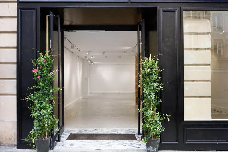 Situé dans le très tendance quartier du marais, ce lieu est idéal pour la Fashion week. Ce bel espace dispose d’un rez-de-chaussée de 100m² et d’une vitrine de 8 mètres de long ainsi qu’un sous-sol voûté de 40 mètres carrés. De plus, il est remplit de charme grâce à ses pierres apparentes.Idéal pour vos pop-up stores ou pour un showroom: n'hésitez pas à nous contacter! Le 80 bis