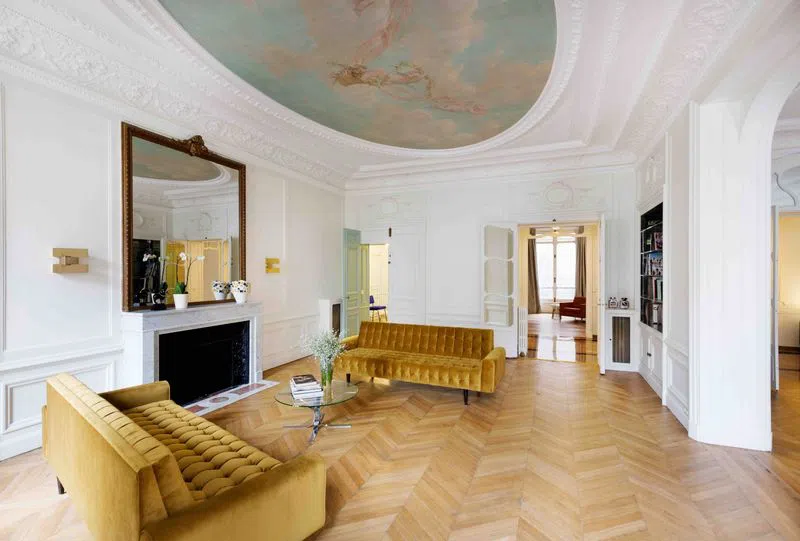 Situé à quelques pas seulement du Parc Monceau et de l'Avenue Hoche dans le VIII -ème arrondissement de Paris, ce sublime appartement haussmannien saura vous séduire par son charme authentique et moderne.D'une superficie de 230 m² cet espace est l'endroit parfait pour vos showrooms, cocktails et dîners. Son parquet authentique en point de Hongrie impressionnera vos invités ou vos clients, ses fenêtres au design élégant permettent à la lumière naturelle d'inonder les différentes pièces et de les rendre lumineuse. Les grands murs blancs apportent de la modernité en créant un contraste en le sol et les murs pour un résultat chic et moderne. Chez Alfred