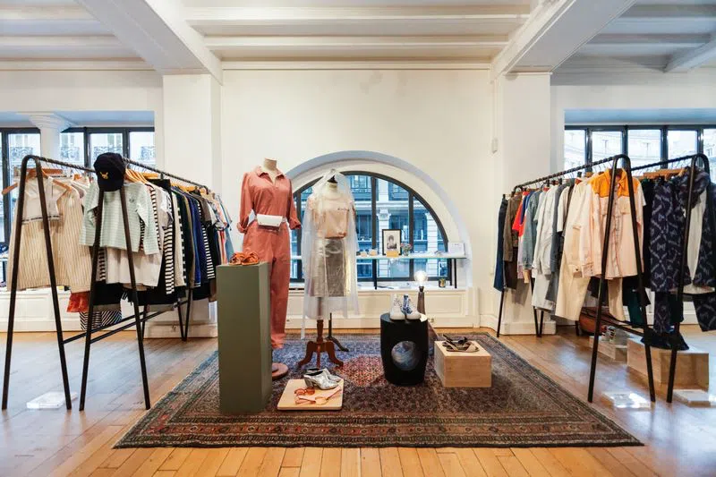 Very chic showroom of 200m2 on the same level. Very bright thanks to its many windows. Very parisian style, with an unobstructed view on an emblematic square of the capital. The space offers a warm vintage furniture, placed on a period parquet. An elegant and relaxed atmosphere that adapts to all types of events. Equipped with a kitchen and spotlight rails, this place is ideal for the presentation of a collection during Fashionweek. null