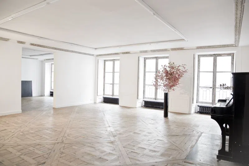 Un très beau showroom de 300m2 idéalement situé à deux pas de la Place du Palais Royal.Un espace lumineux car traversant, organisé sur 2 niveaux qui vous séduira par son subtile mélange d'authencité de de modernité.Un showroom plein de charme au goût du jour que vous aurez plaisir à investir ;) Espace Colette