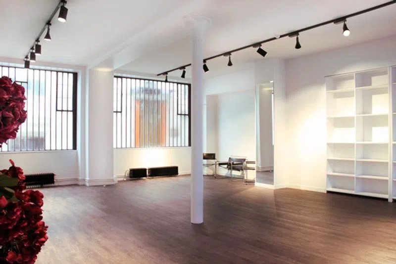 500m2 de modernité et raffinement en plein cœur de Paris dans le quartier Bourse et à deux pas des Grands Boulevards. Avec son esprit loft New Yorkais, ces 3 étages noirs et blancs se prêtent à toutes vos exigences pour l'organisation de votre événement.Pour la location d'un showroom Fashion Week ou d'un défilé à Paris, ce grand espace situé dans un beau quartier de la capitale est idéal. Espace Lily