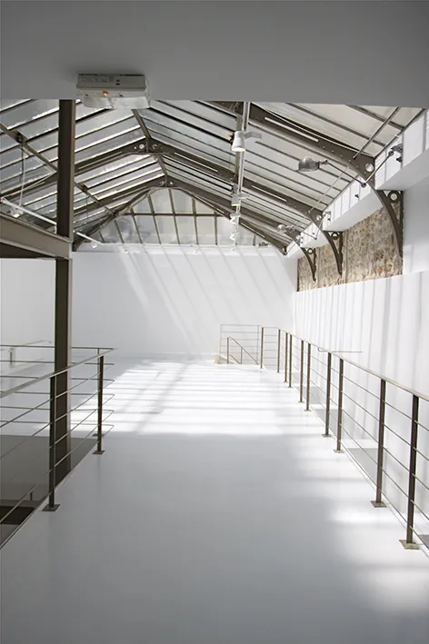 Un ancien atelier de plus de 300m2 répartis sur 3 niveaux qui offre un cadre idéal pour votre évènement, shooting, showroom ou autre !Luminosité, verrière, blanc immaculé... A vous de jouer mais vous avez déjà une bonne base pour finaliser avec succès !Côté emplacement, nous sommes au cœur du quartier de la mode ; au cœur du Marais, à côté du Carreau du Temple et du célèbre Marché des Enfants Rouges. Espace Beauce