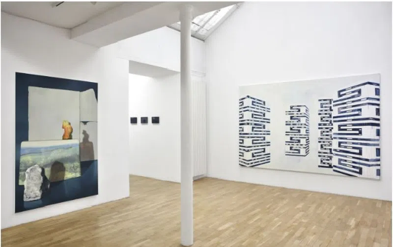 Coup d'oeil au fond de cette jolie cour : le showroom Goodis Un espace de 80m2 propre, spacieux et lumineux grâce à sa belle hauteur sous plafond surplombé par sa petite verrière. Située dans LE secteur de la fashionweek de Paris, cette galerie fera un excellent showroom au charme typiquement parisien. Toute aménagée (rails de spots, bureau, cuisine, toilettes...), le showroom Goodis vous attend ! Showroom Goodis