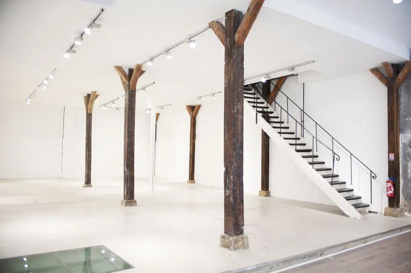 Un bel atelier d'artiste de 250m2 au coeur de Bastille, quartier créatif du 11ème arrondissement.Idéal pour la FashionWeek, cet espace polyvalent au charme rustique (poutres apparentes, baies vitrées et pierres apparentes) est exploitable comme showroom. Atypique mais discret, ce lieu garde le cachet des galeries parisiennes avec un sol de béton ciré entouré de grands murs immaculés. A l'étage, une cuisine et une salle d'eau fonctionnelles sont à disposition. Equipée de rails de spots performants, cette galerie saura illuminer une collection ou des produits dans une atmosphère authentique. Espace Charonne