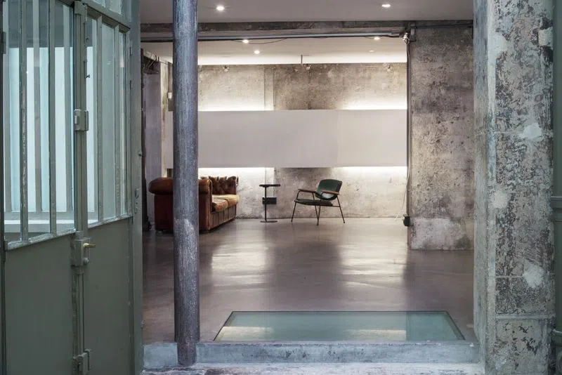 Lorsque les murs patinés rencontrent le parquet soigné, et les piliers en fer forgé les vieilles portes en bois. Cette belle galerie de 200m2 jongle avec plusieurs univers. Un alliage à la fois rustique et sophistiqué aux inspirations industrielles, et "typiques parisiennes". L'esprit galerie est bien présent grâce à certains éléments clés. Béton ciré, verrière, spots... Située dans une rue calme à deux pas du carreau du Temple, ce lieu est stratégique pour la fashionweek. Lumineux et tout équipé, adoptez cet espace de caractère qui saura mettre en valeur vos collections ! Showroom Alice