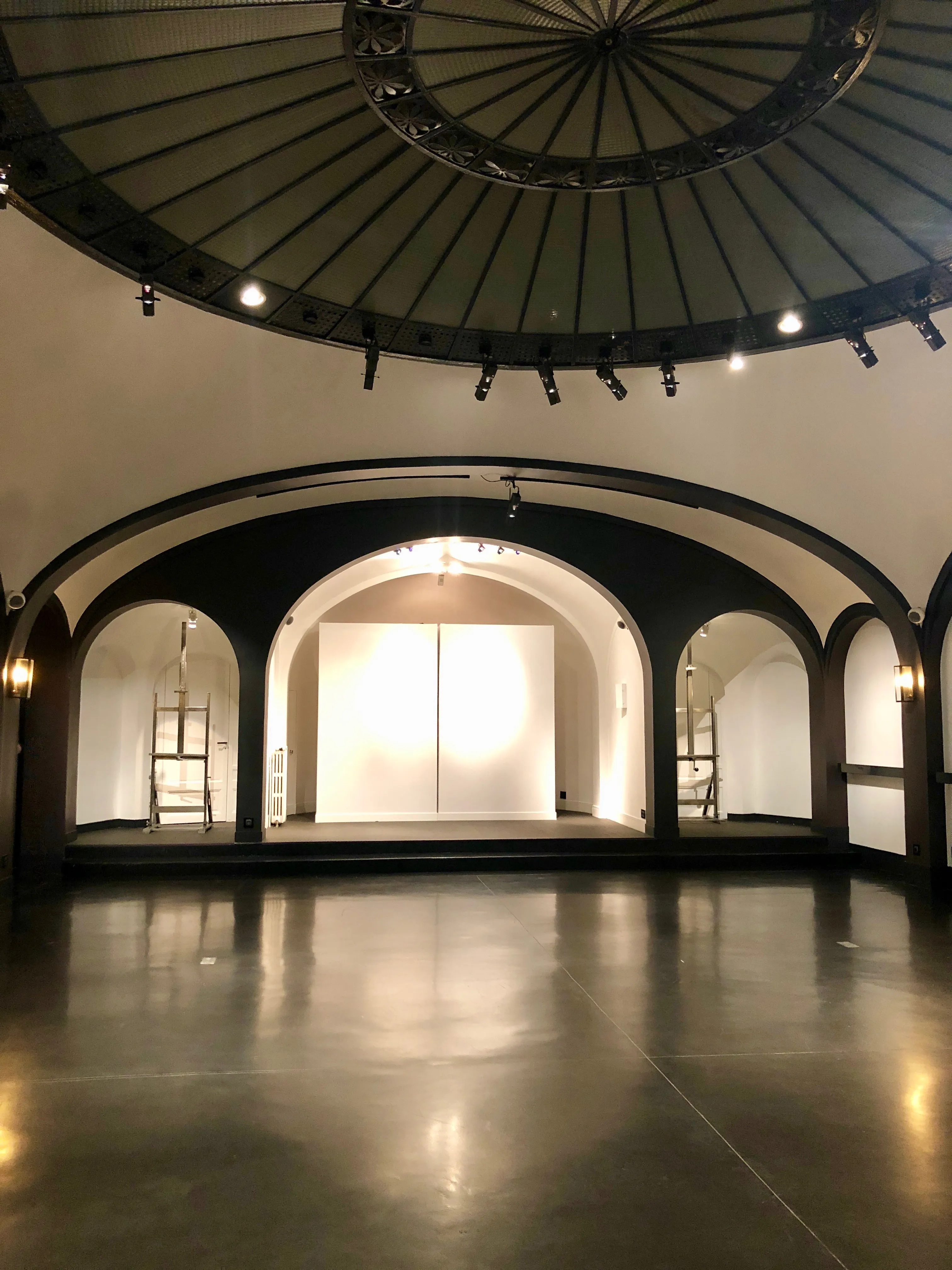 A unique space in the heart of Paris in the 7th arrondissement.At the bottom of an elegant courtyard, discover 270m2 of full foot with a canopy that will not leave you indifferent!Surprise your guests by inviting them in a majestic and singular place: press day, cocktail or fashion showroom... a real setting to present your collections! null
