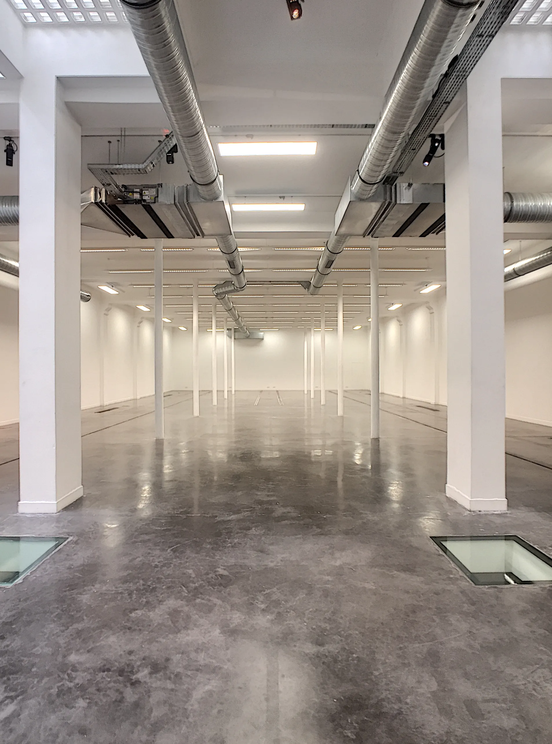 Le 5 est un espace situé dans le premier arrondissement de Paris, à côté de la Place des Victoires. Une fois la petite cour pavée passée, vous vous retrouverez dans le lobby : 2 salons sont accessibles de chaque côté. Le couloir vous emmènera dans l'espace principal de presque 400 m2 qui se prête parfaitement aux défilés de mode ou à un showroom multimarques. Un petit escalier vous permet d’accéder au sous-sol avec un espace exploitable fait de parquet et de murs en pierres apparentes. Enfin, adjacent à cet espace, se trouve un office traiteur.Bookez votre visite dès maintenant pour découvrir le 5 ! Le 5
