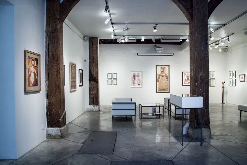 Un joli espace à l'esprit galerie situé dans une charmante petite impasse offrant une ambiance apaisante contrastant avec ses trépidantes rues avoisinantes du Marais.L'espace en lui-même est de plain-pied, offre de beaux volumes, une vitrine... béton ciré et jolies poutres en bois... Un espace industriel et chaleureux agréable à exploiter !C'est l'endroit rêvé pour accueillir vos showrooms durant la Fashion week! La Galerie du Passage
