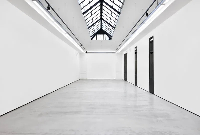Here is one of the most beautiful galleries in the Marais offered by the Showroom Fashion Week team.Hidden behind a gorgeous "porte cochère", discover 220sqm with air-conditioned and a magnificent glass roof ! The volumes are very beautiful !This is a real marvel !On addition, we offer you the posibility to rent the "little brother" of this space : a lovely space of around 60sqm with storefront !Confidential or great visibility on the street, make your choise ! null