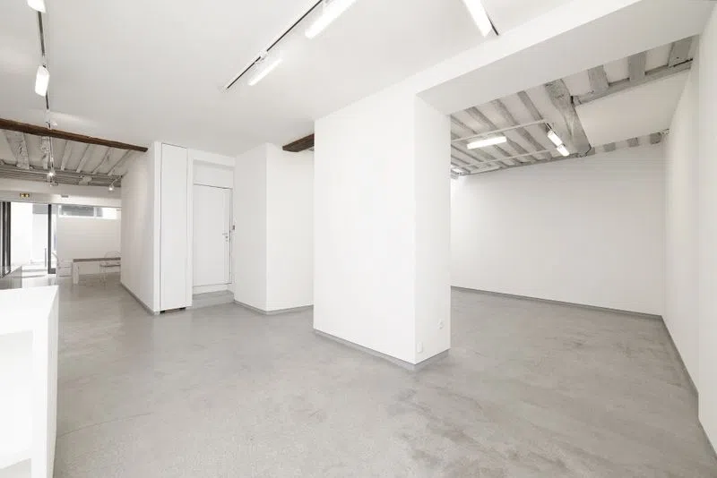 Cette spacieuse galerie tendance de 140 m2 est le showroom idéal pour présenter vos collections! Son agencement en U vous offre un espace de travail optimal. C’est l’espace rêvé pour un créateur présent durant la Fashion week de Paris!Vous souhaitez ravir vos invités en leur proposant un cocktail ou une soirée? C’est également possible grâce à la cuisine ultra équipée à votre disposition. Showroom BCBG