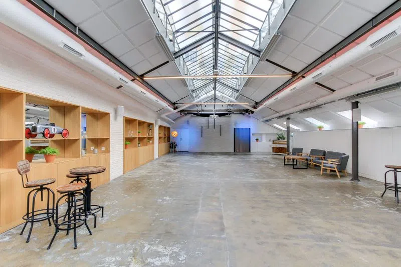 L'Entrepôt est un lieu évènementiel situé vers République idéal pour accueillir vos séminaires, conférences, cocktails, dîners, soirées, défilés, showrooms, lancements presse... Ancien garage réhabilité d'environ 700m2, avec verrière, laissez libre cours à toutes vos envies ! L' Entrepôt