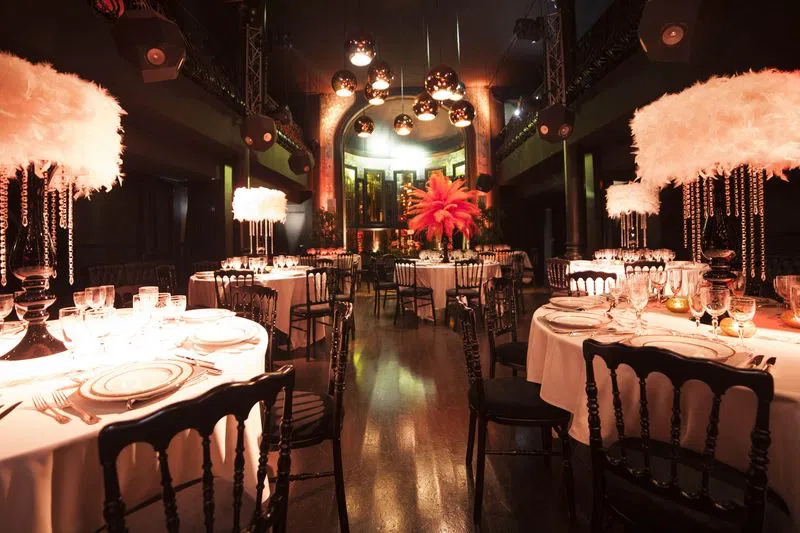 350m2 in the decor of the Roaring Twenties! In terms of location, the space is located in the heart of the Parisian capital, a stone's throw from the town hall and Beaubourg.For the setting up of your défilé, party or showroom, the space, equipped with all the latest technologies, will be able to adapt to your wildest desires! null