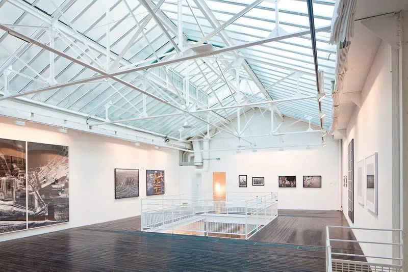 Galerie de 250 m2 à l'allure unique en plein cœur du marais parisien. Uniquement disponible à la location lors des périodes de Fashion Week, cet espace sous verrière apporte une luminosité incroyable à l'ensemble du lieu. Composé de 2 plateaux sur les 2 niveaux de la galerie, la mezzanine vous offre une vue plongeante sur le rez de chaussée. Un espace atypique bourré de charme pour accueillir vos showrooms! Showroom Calvaire
