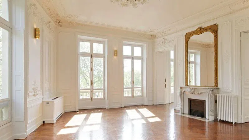 Si vous êtes à la recherche du lieu qui créera l'effet "waouh" et laissera vos convives bouche bées, le voilà ! Environ 400m2 de prestige haussmannien revus au goût du jour, situés juste en face de l'Arc de Triomphe. Offrant authenticité, élégance et modernité à la fois, ce très bel écrin sera vous séduire pour la mise en place de votre showroom pendant la Fashion Week Parisienne. Le Triomphe