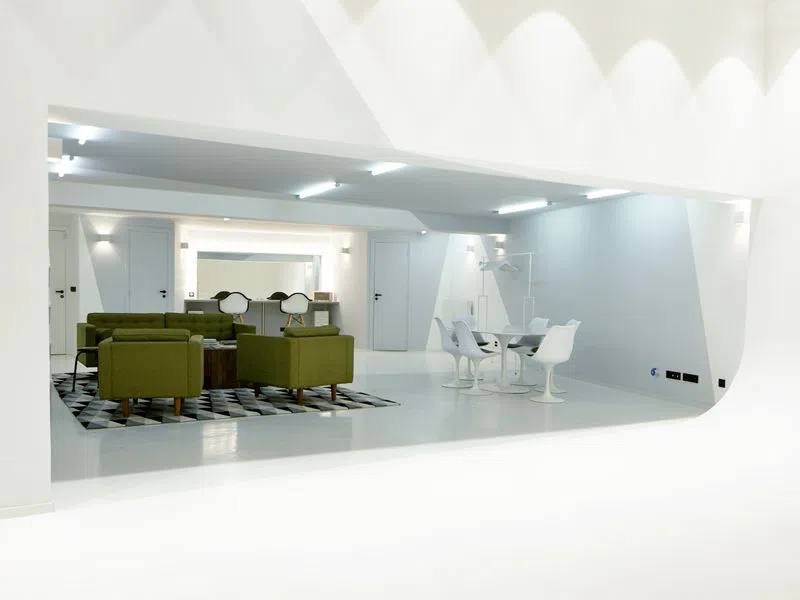Un Studio photo de plus de 350m2 situé dans le 10ème arrondissement, tout proche du Canal Saint Martin.De très beaux volumes qui permettent différentes possibilités d’aménagement (studio photo-vidéo, fitting, casting, showroom…).Espace totalement équipé (portants, cintres, steamer…). Studio 10