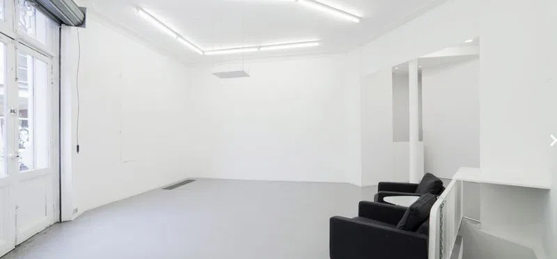 Situé en plein cœur de Paris dans le III -ème arrondissement plus précisément dans le quartier du Marais connu comme étant le quartier de la mode à Paris.Cette boutique avec porte vitré est très lumineuse, d'une superficie de 75 m² cet espace est composé de deux niveau, en premier le rez-de-chaussée composé de la pièce principale et d'une petite arrière salle et ensuite le sous-sol ou se trouve l'espace de stockage. Cet espace est idéal pour vos futurs showrooms lors de la Paris Fashion Week. Corner Showroom