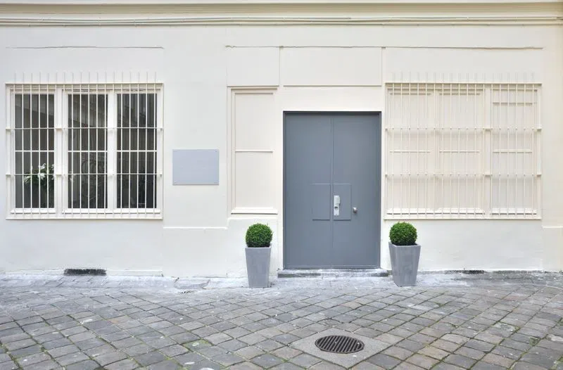 Cette petite galerie d'Art Contemporain de 120 m2 est située à quelques mètres du Musée des Archives Nationales dans le Marais.Elle est dotée d'un intérieur aux tons blancs et gris, charme classique facilement personnalisable ! Belle hauteur sous plafond, béton ciré, néons lumineux... C'est un bel espace clés en main, prêt à recevoir les professionnels de la mode lors de la Fashion Week de Paris. Showroom H