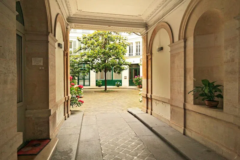 Magnifique showroom de 400m2 de plain-pied. Surface exceptionnelle. Comme un studio de danse à deux facettes. Parquet typique parisien et béton ciré... ce lieux a plusieurs facettes et peut devenir un véritable terrain de jeu pour l'organisation d'évènements. Showroom, cocktails, évènements presse... Tout équipé beaux spots lumineux pour mettre en valeur une collection. Entrée sur cour pavée discrète et élégante dans le dynamique 11e arrondissement de Paris. Showroom Poiret