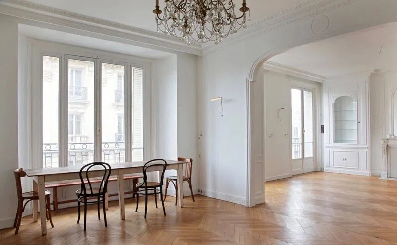 You are looking for an authentic and parisian flat in the Marais to present your collection? This space is for you!Around 100 sqm with parquet floor, ceiling mouldings, authentic fireplace, big windows... choose the luxury in the arty district! null