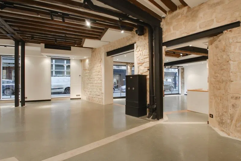 A pretty shop of 200m2 located in the heart of the Marais, on a very lively axis of the district.After pushing the door of a design storefront, you will be seduced by its authentic charm offered by the exposed stones and beams.Ideal space for pop up blinds, fashion showroom or any private events! null