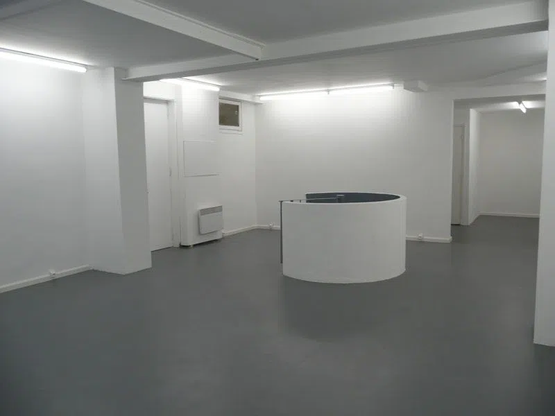 Petite galerie de 120 m2 dans le Marais sur 2 niveaux avec vitrines sur rue. Petite cuisine, toilettes et espace de stockage sont à votre disposition. Location uniquement pour les périodes de Fashion Week. Showroom Commines