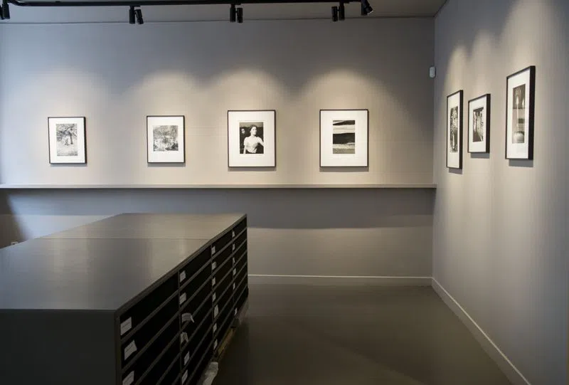 Galerie de 110 m2 avec 2 vitrines sur rue piétonne dans le Marais, à quelques pas du BHV. Etalée sur deux niveaux, cette galerie moderne et épurée est idéale pour une location de showroom pour la Fashion Week de Paris. Showroom d'Agathe