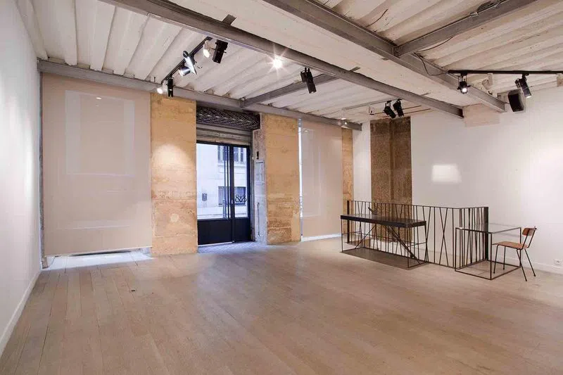 La boutique de Laurent se trouve dans le 1er arrondissement parisien, à deux pas de la place du Marché Saint Honoré et de la Place Vendôme ! Offrant une surface de 300m2, cet espace est idéal pour un showroom ou des ventes.Belle vitrine sur rue, belles caves voûtées et matériaux de qualité ! La Boutique de Laurent