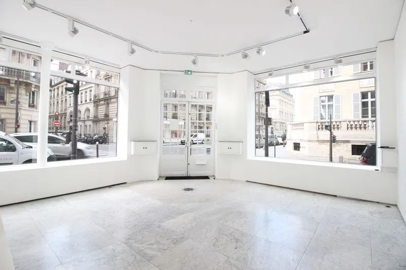 A l'angle de deux rues passantes du 7ème arrondissement de Paris, cette galerie de 70 m2 dispose d'une belle luminosité grâce à de grandes vitrines. Le quartier, très touristique de par ses monuments adjacents, permet une bonne visibilité. Sol en marbre et murs blancs sont au rendez-vous. Galerie Musée Orsay