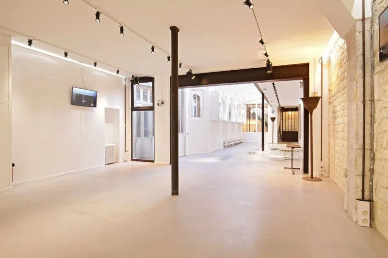 Magnifique showroom en pierre de taille de type Haussmannien de 400m². Vous retrouverez le charme des pierres blanches du Marais, des structures métalliques Eiffel, des verrières zénithales horizontales et verticales. La finition du lieu dans ses moindres détails est parfaite pour les marques recherchant luxe, précision et design.Une adresse incontournable de la Fashion Week du Marais. Showroom le Marais JC19