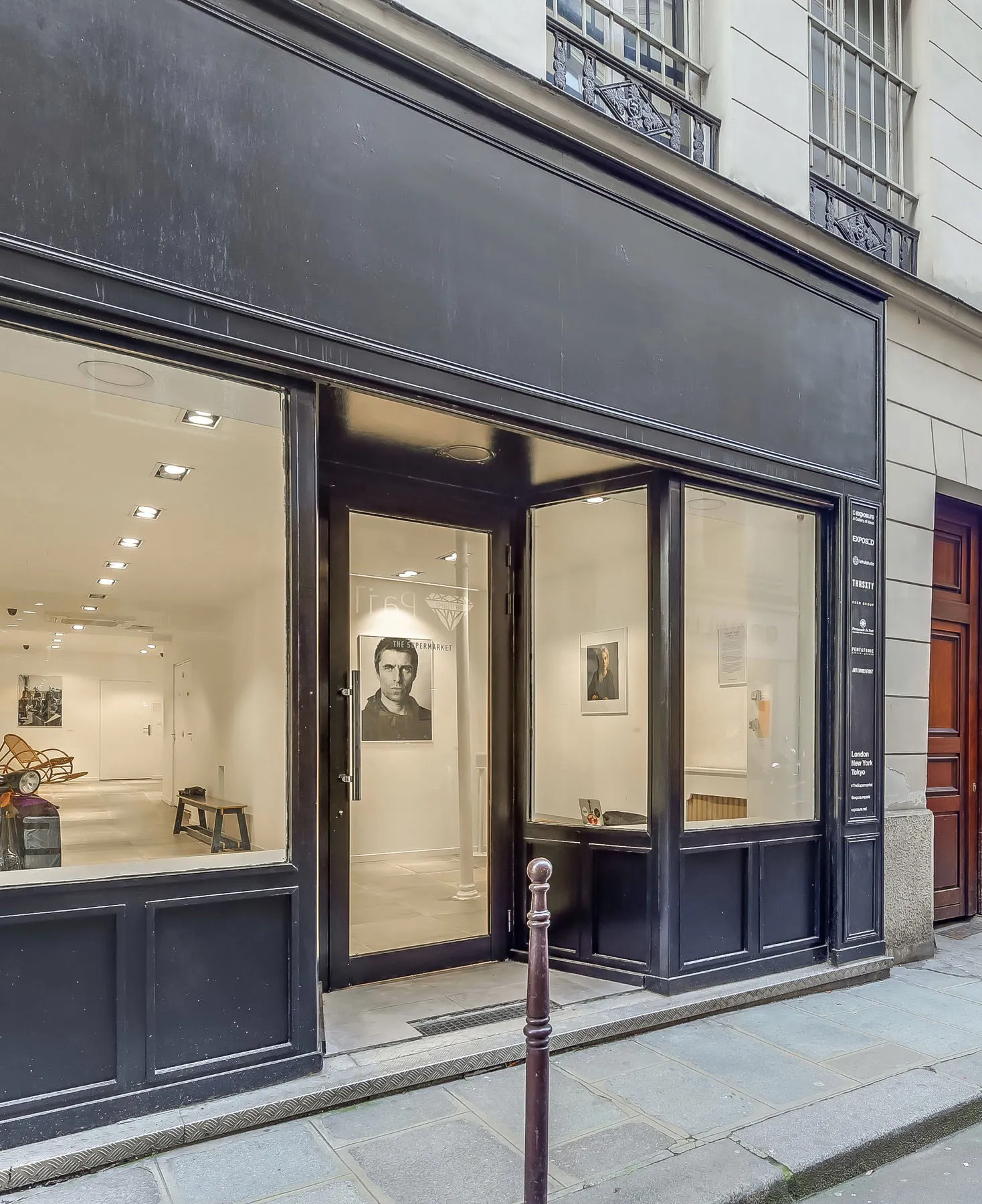 Very attractive 80 sqm space with a shop window overlooking the street in a sought-after Fashion Week area.Located at the heart of Paris Fashion Week festivities, close to the Carreau du Temple and "Arts et Métiers" station. The venue is decorated in a minimalist style that can be easily customised. It's fully equipped, with wifi, kitchen and spotlight rails to illuminate products or a collection. null