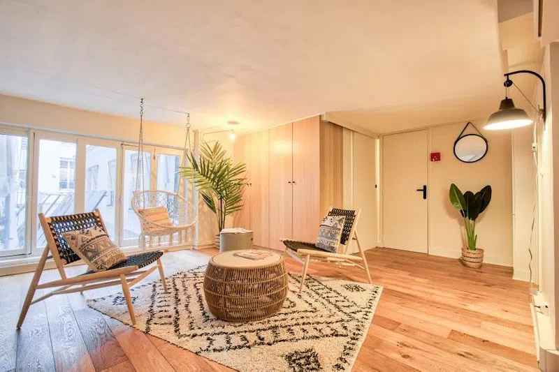 L'Appartement est le lieu idéal pour une ambiance cocoon comme à la maison. Une première pièce d'accueil vous dévoilera l'escalier menant à l'espace principal de 160 m2. Celui-ci est composé en 3 parties : un salon, une salle à manger avec un bar et une pièce polyvalente. L'ensemble végétal et lumineux de l'appartement vous charmera à coup sûr. L'Appartement