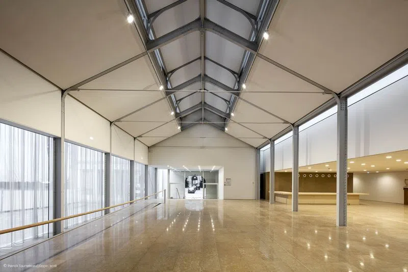 C'est un espace est idéalement situé. À quelques minutes à pied du Pont des Arts et de la Monnaie de Paris au coeur du VI arrondissement. Une superficie rare pour son emplacement, 1200 m² , surface idéale pour organiser des évènements mode (défilés, showrooms ou cocktails...) Ce lieu moderne au style élégant et épuré fait profiter d'une grande pièce principale très lumineuse (murs vitrés, puit de lumière) valorisant ainsi la pièce . À disposition, un vaste auditorium équipé des dernières technologies pour animer des présentations. L'Institut des 5