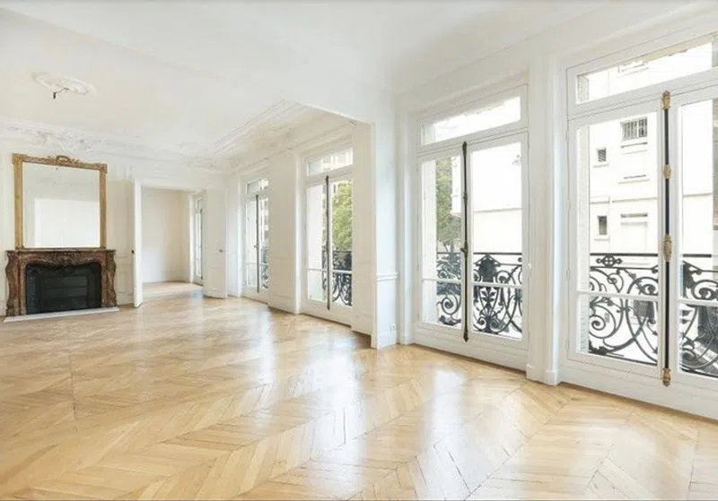 Si vous souhaitez présenter votre nouvelle collection mode dans un bel et grand appartement haussmannien typiquement parisien, c'est le showroom qu'il vous faut !Avec quasiment 200m2 de superficie, cet espace très lumineux se situe dans le très convoité triangle d'or ! Le Marignan