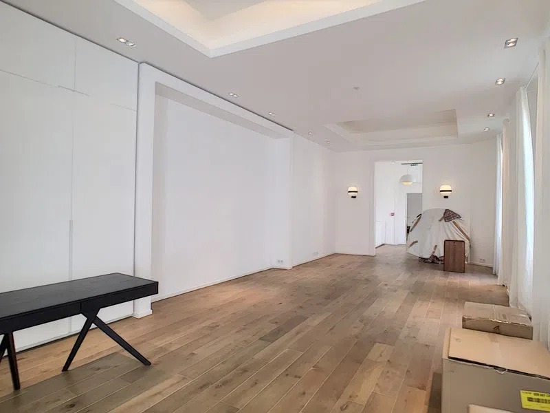 Situé dans le IX -ème arrondissements de Paris à quelques minutes à pied seulement des Grands Magasins et du Boulevard Haussmann. Cet appartement d'une superficie totale de 120 m² saura vous séduire par son style moderne et épuré rappelant le style des galeries d'art avec ses magnifiques murs blancs. L'éclairage a aussi été pensé pour mettre en valeur vos collections lors de vos showrooms, avec ses spots lumineux intégrés dans le plafond. L'espace est tout en longueur vous offrant une impression de profondeur, les nombreuses fenêtres laissent entrer la lumière du jour illuminant ainsi ce magnifique showroom. L'endroit parfait pour vos évènements modes ! Showroom Eden