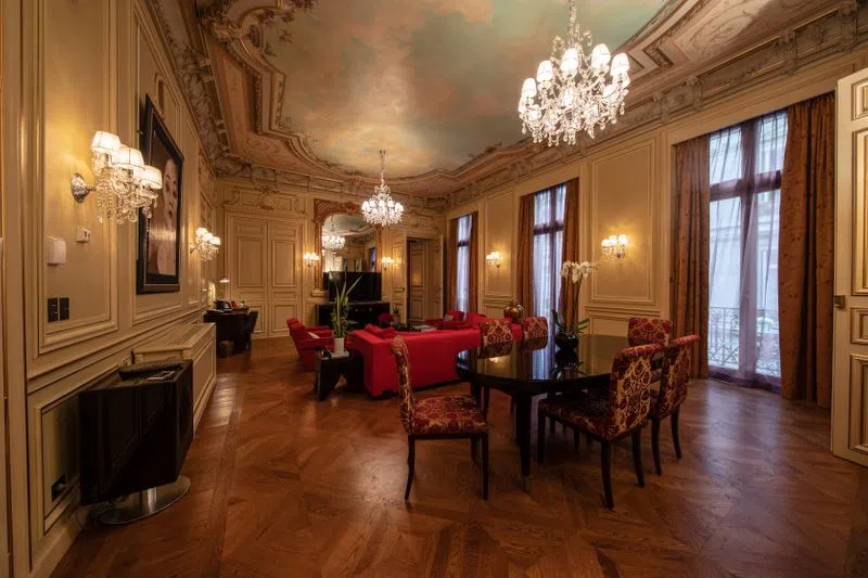 In a luxury hotel just a stone's throw from Place de la Madeleine, a magnificent 180 m2 historic suite awaits you.With 4.50m high ceilings and original frescoes and mouldings, this room has a prestigious and exclusive atmosphere.A unique venue for an intimate event. null