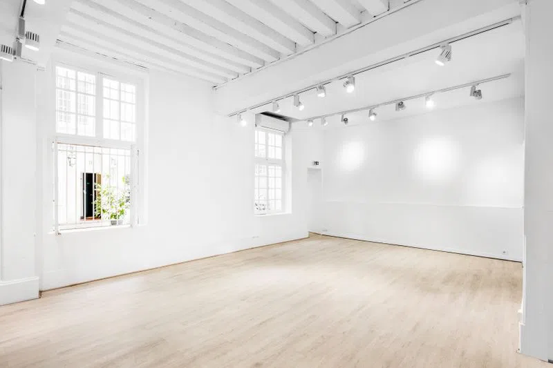 At the end of a small shady courtyard, you will find a 45 m2 white space to welcome your collection. The all space is 75 m2 with all the necessary amenities. Intimate and charming, the perfect place for a small showroom for Paris fashion week. null