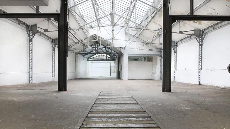 Impressionnez vos invités avec le charme brut de cet espace de 700m2. Industriel, moderne, atypique et spacieux, cet ancien garage collectionne les atouts : situation géographique idéale : (très) prisé 16ème arrondissement, immense verrière illuminante, variation des sols (béton ciré, pavés), ainsi que son propre espace "petit salon". Un lieu d'exception, à l'âme industrielle facile d'exploitation, au style adaptable à différentes envies. Le Garage du 16e
